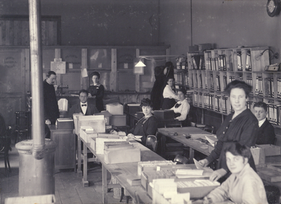 222458 Interieur van het Centraal Brandstoffenkantoor in het gebouw voor Kunsten en Wetenschappen (Mariaplaats 24) te ...